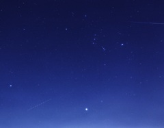 冬の大三角形と流れ星