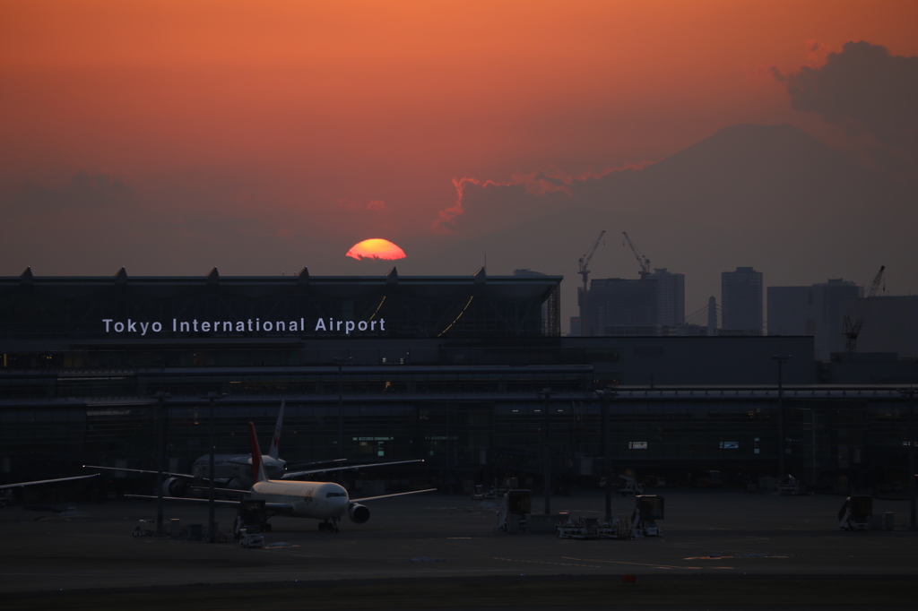 夕日と国際線ターミナル