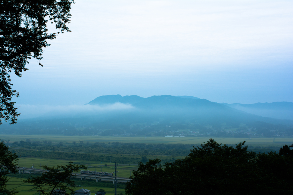 霞浮く経塚山