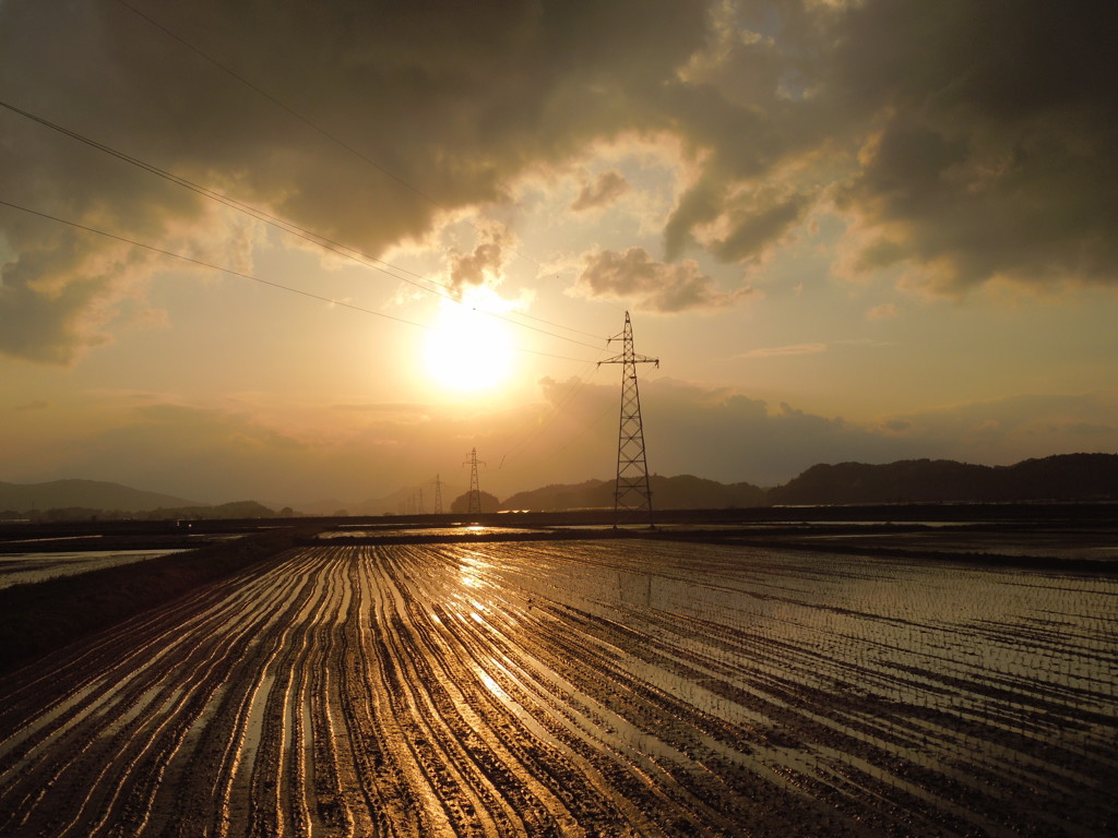 夕日と鉄塔