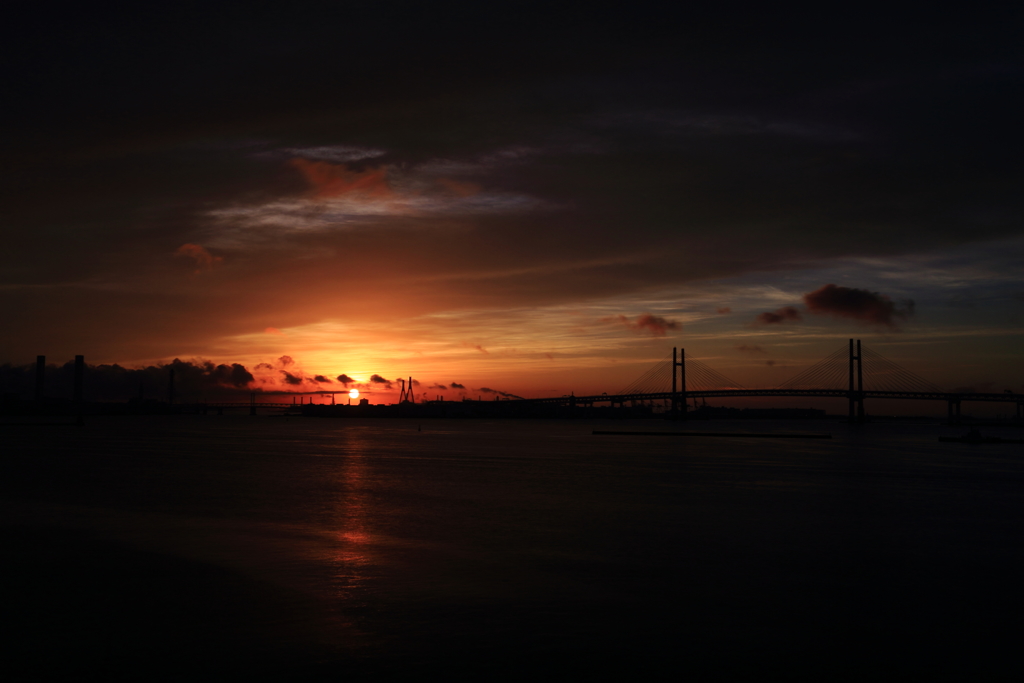 ハマの朝焼け　三題　届かぬ道・・