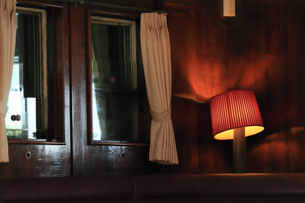 うーんっ　いま何時だ？　昨夜はツキがなかったな、賭けにもそして・・・・