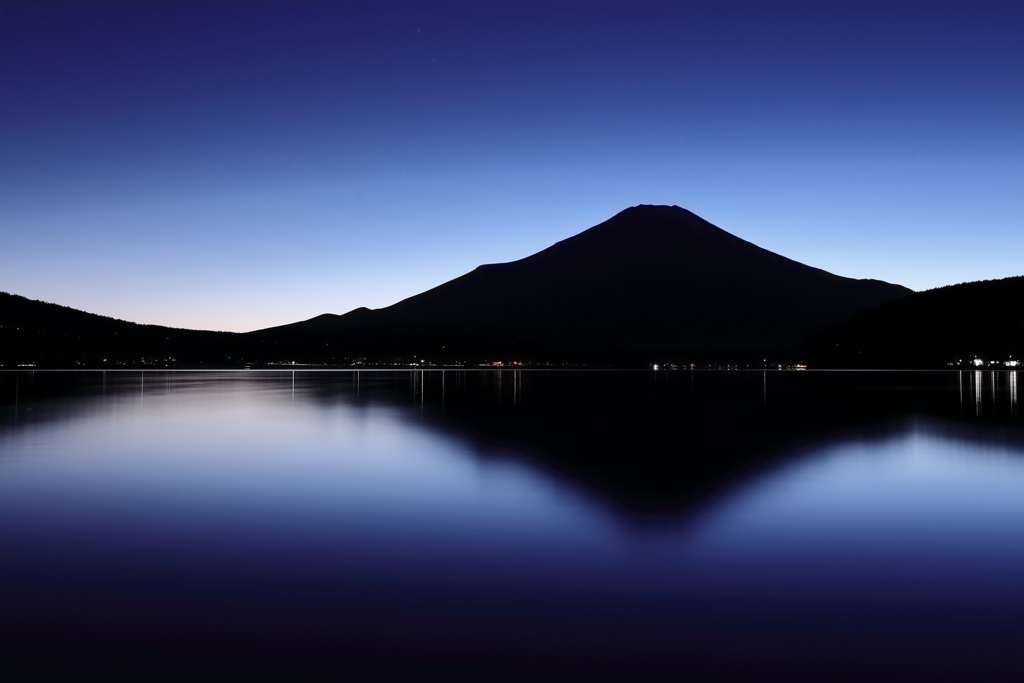 たそがれ富士　三題　　その色も消えた束の間の青の世界・・
