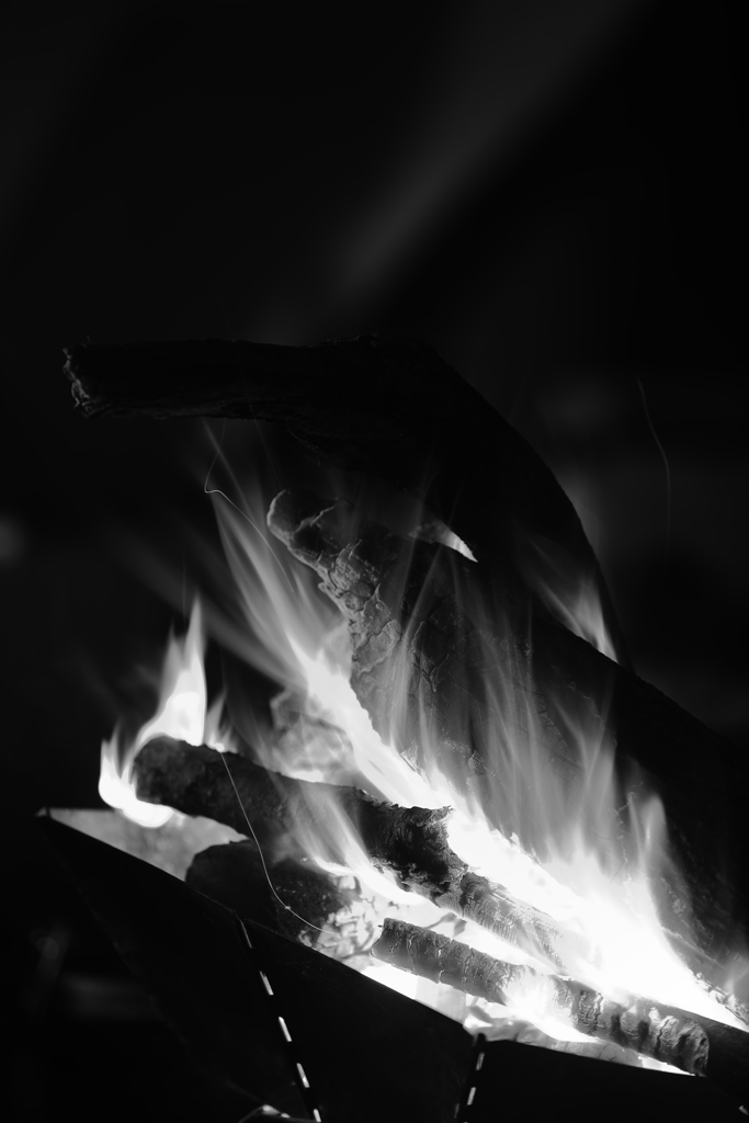 モノクローム・キャンプ　　三題　　薪を足して・・