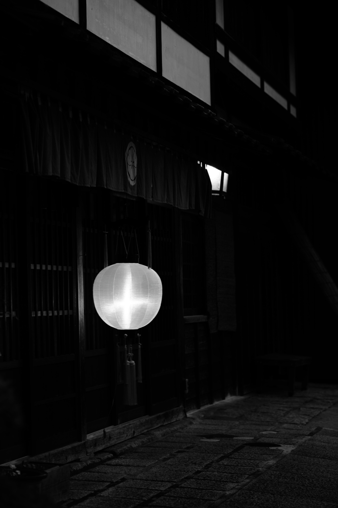 宵闇の提灯　　三題　　　軒先・・