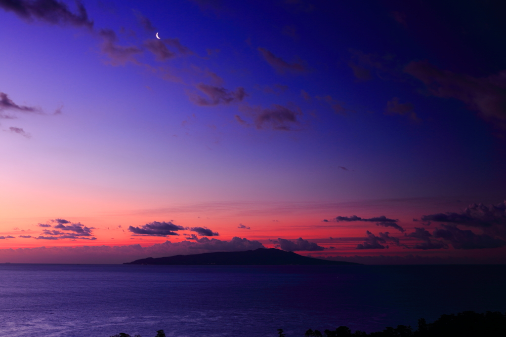 伊豆大島と有明の月