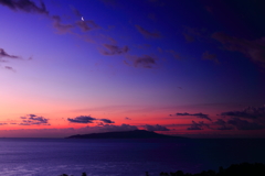 伊豆大島と有明の月