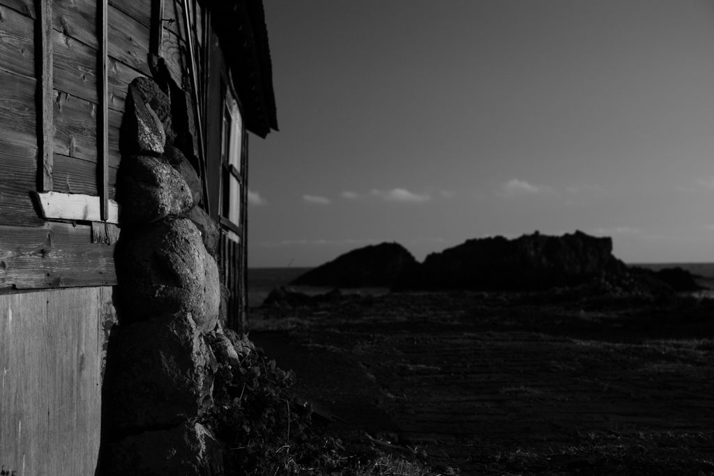モノクロームの海辺　　　三題　　　　番屋