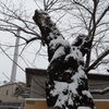 雪の日　東京　桜と煙突