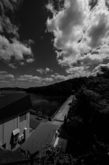 ダムサイトと雲