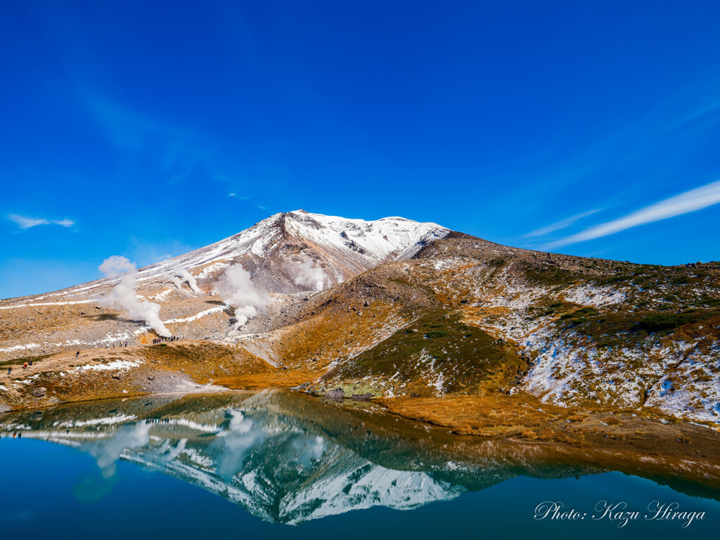 冠雪の旭岳と姿見の池