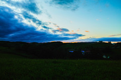 夕刻の空、羊と雲の丘