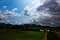 ７月の梅雨のない空の下で