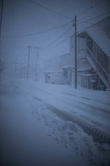 除雪した後に吹雪舞う