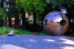 Monument and delivery robot