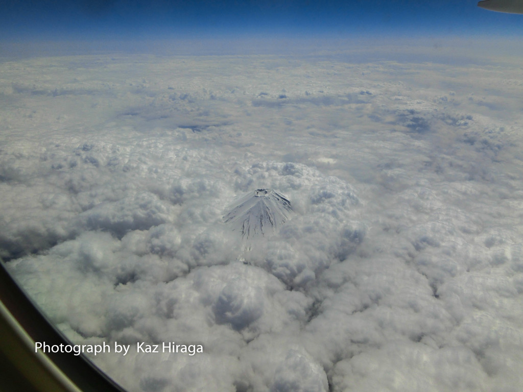 頭を雲の上に出し