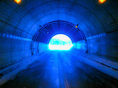 トンネルの向こうへ