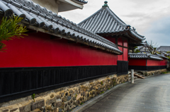 合元寺　赤い壁