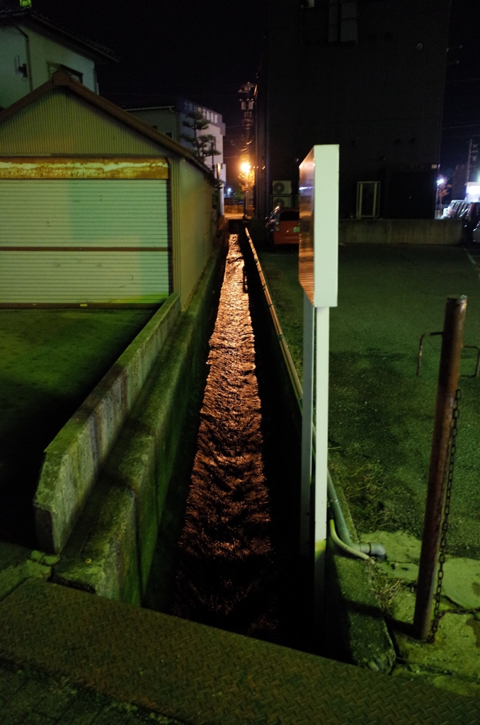 2011/11/18_夜の用水路