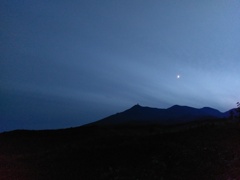 2018/09/13_夕暮れの釜臥山に月