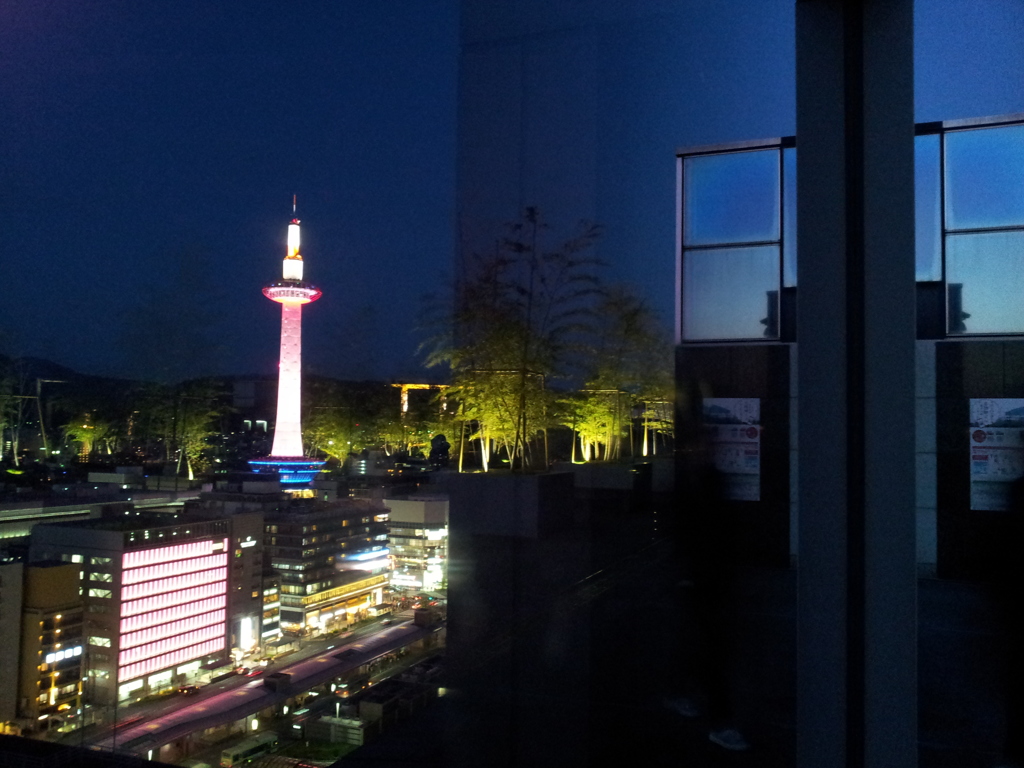 2019/04/12_京都駅 大空広場から京都タワーを望む