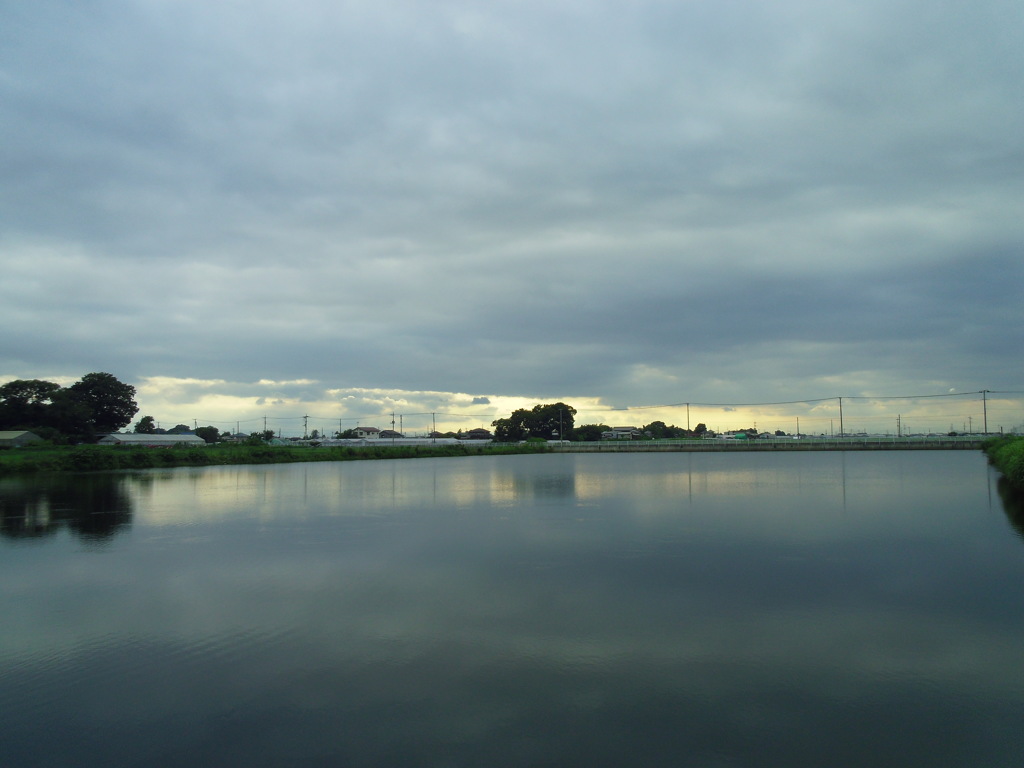 2017/08/12_溜め池の曇天