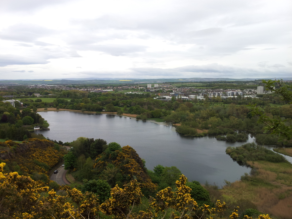 2016/05/20_クィーンズ・ドライブからダディングストン湖を望む