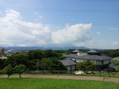 2018/07/14_中央公園展望台から岩手山と盛岡市先人記念館を望む