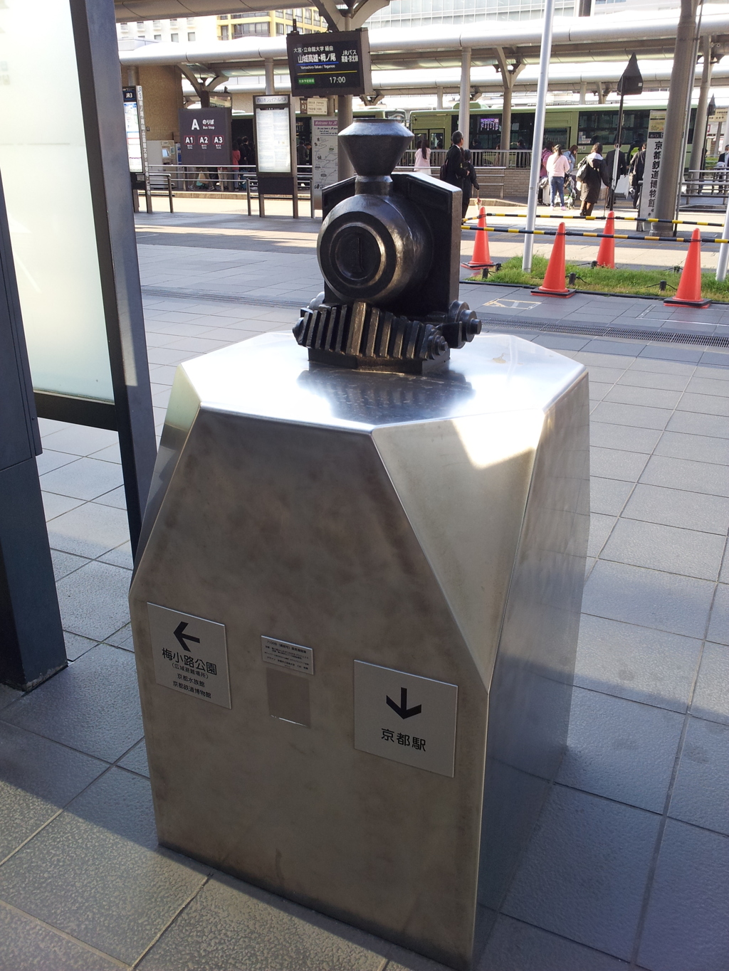 2019/04/12_京都駅前の機関車の像
