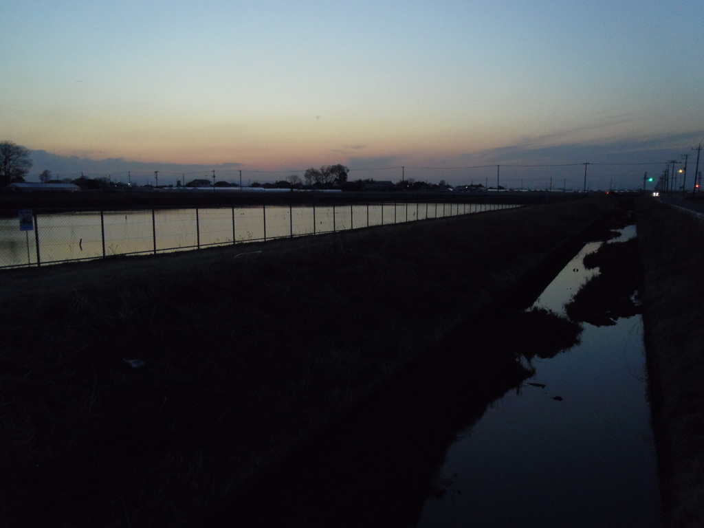 2017/03/04_用水路と溜め池の夕暮れ