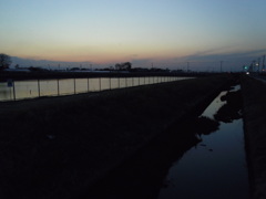 2017/03/04_用水路と溜め池の夕暮れ