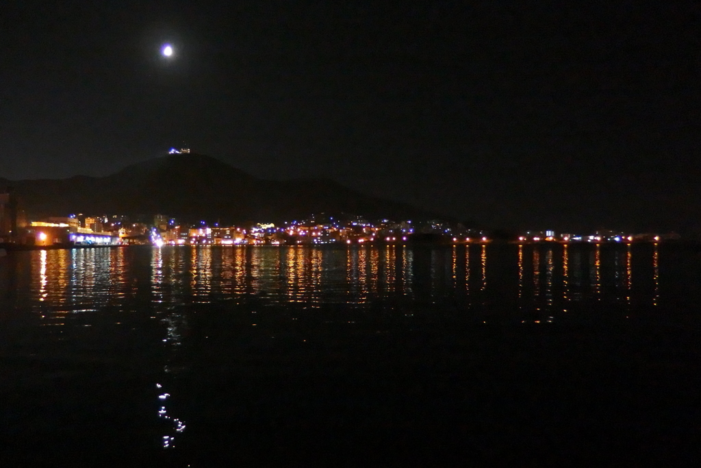 2016/08/12_夜の函館港と函館山