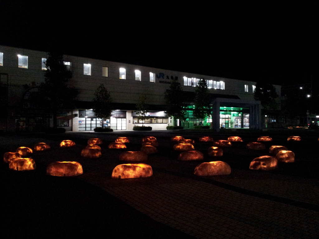 2017/10/25_夜の丸亀駅とオブジェ