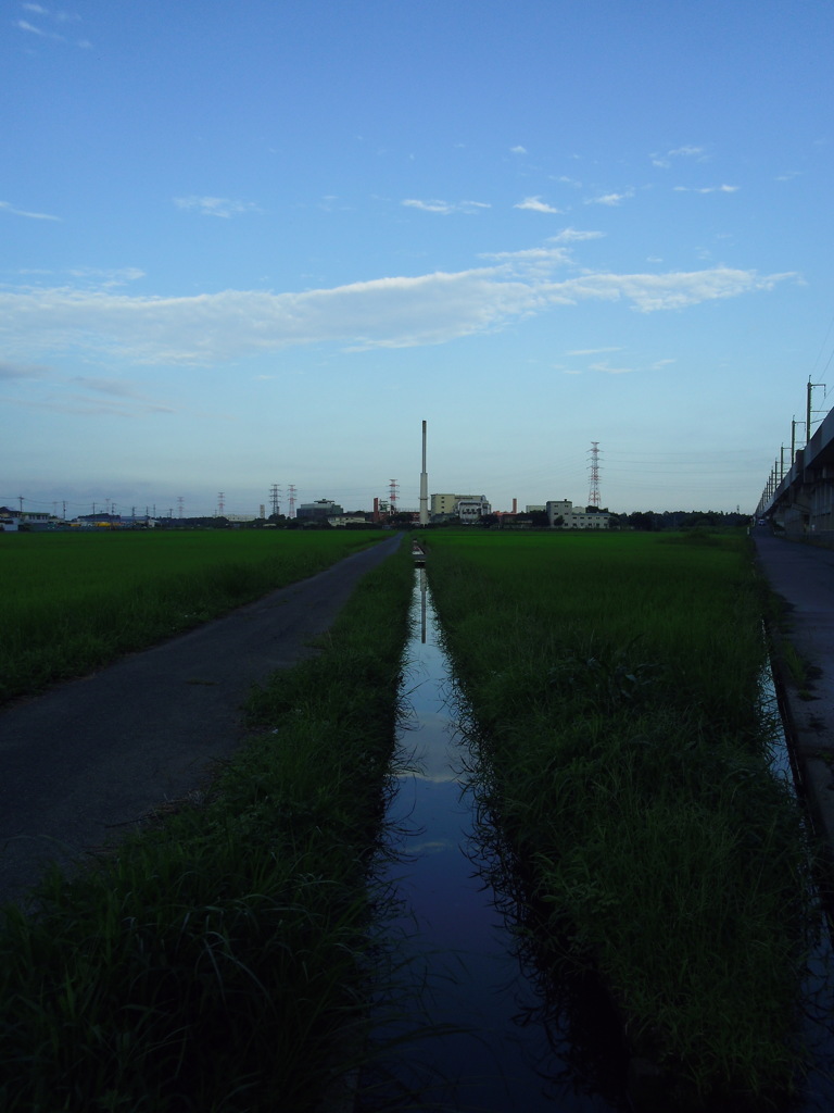 2017/08/12_用水路に雲と桶川市環境センター