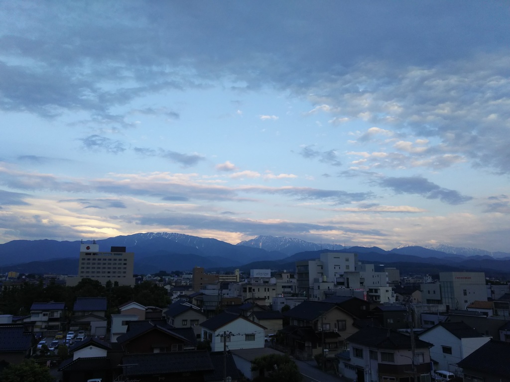 2017/06/15_宿から夕暮れの立山連峰を望む
