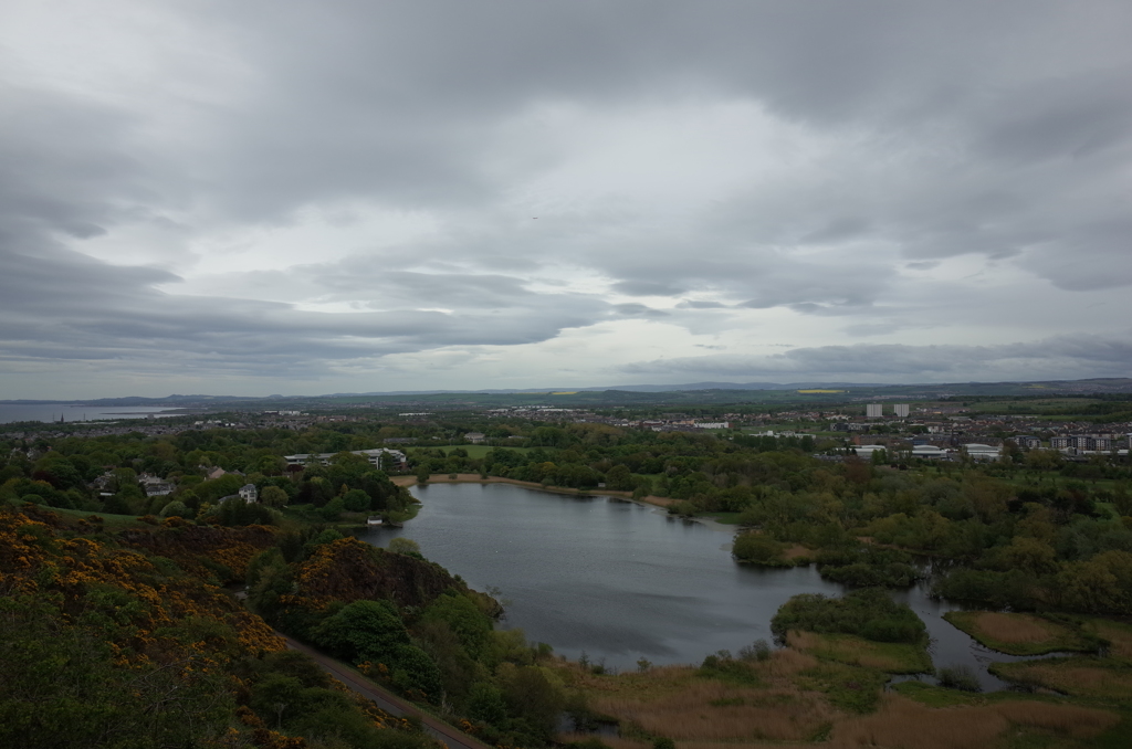 2016/05/20_クィーンズ・ドライブからダディングストン湖を望む