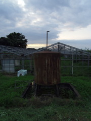 2016/07/23_畑の中の錆びたタンク
