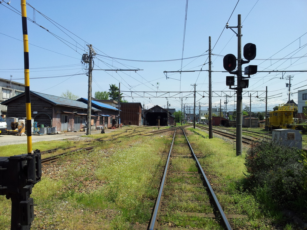 2018/04/21_電鉄黒部駅から線路を望む