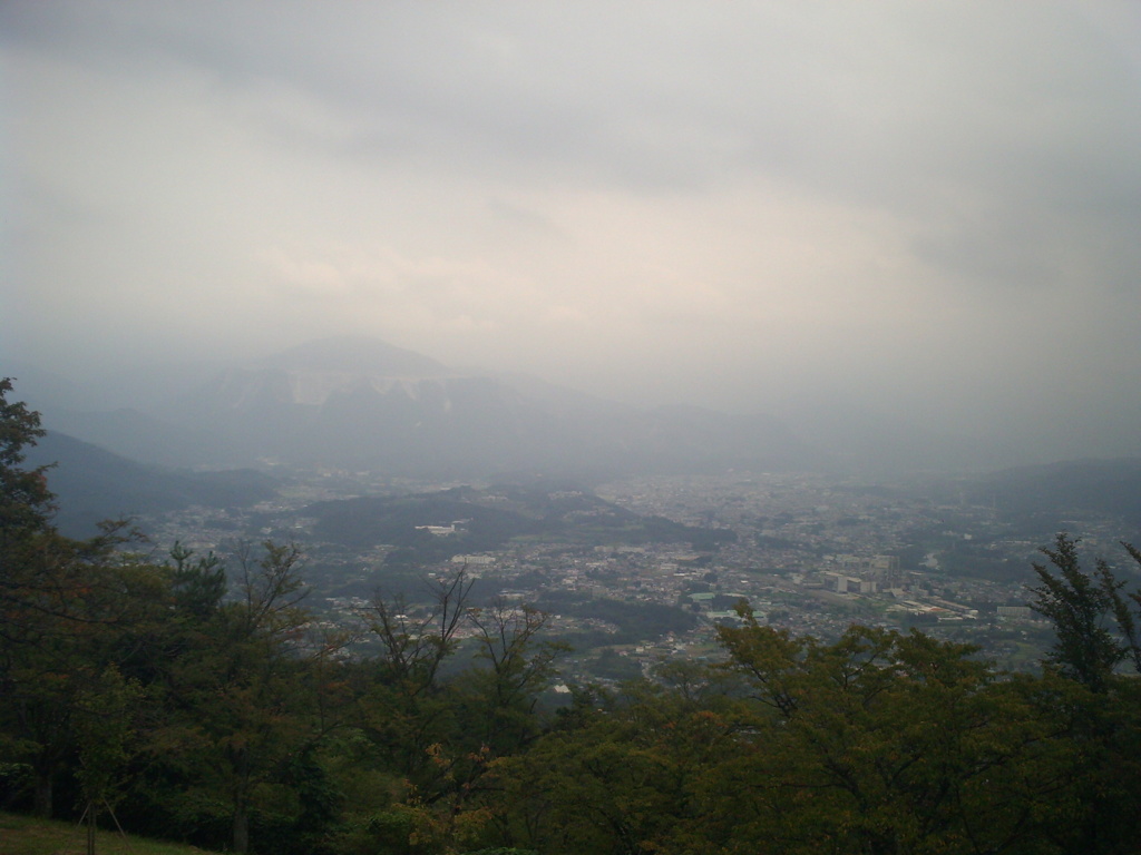 2015/09/05_美の山公園から曇天の武甲山と秩父市街を望む
