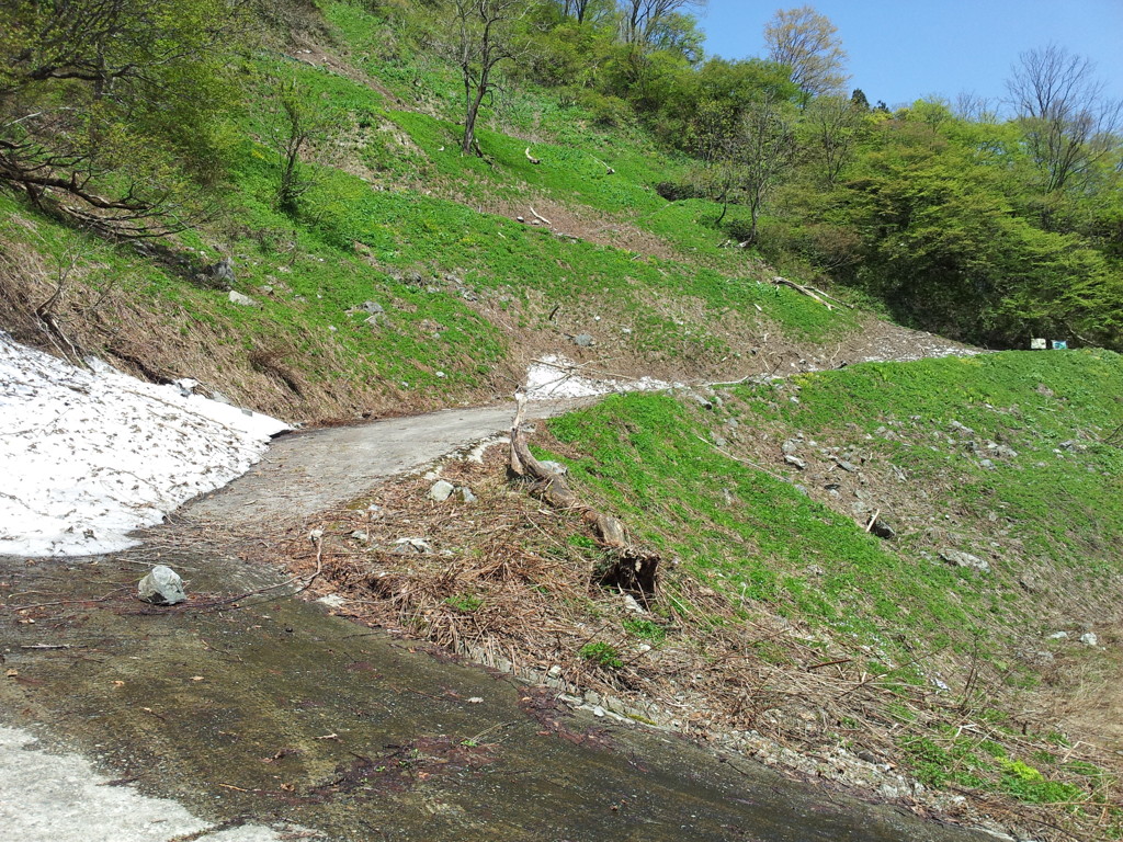 2018/04/21_とちの湯裏手に続く道