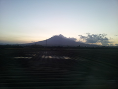 2016/11/13_リゾートしらかみから夕暮れの岩木山を望む