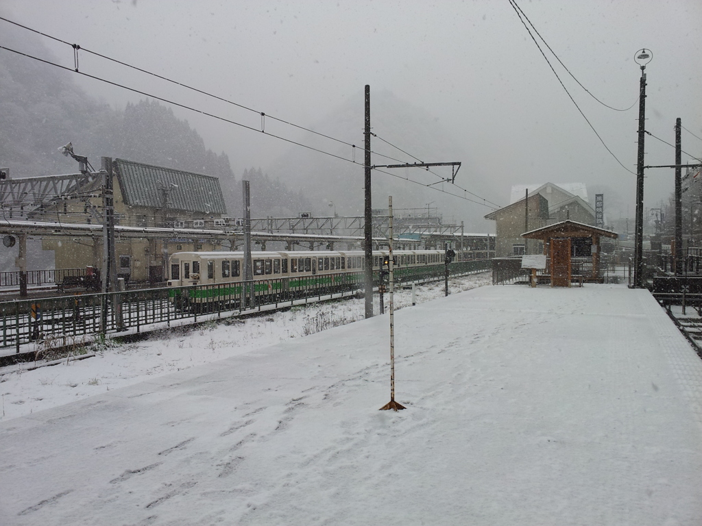 2016/12/10_宇奈月温泉駅の足湯「くろなぎ」とトロッコ電車