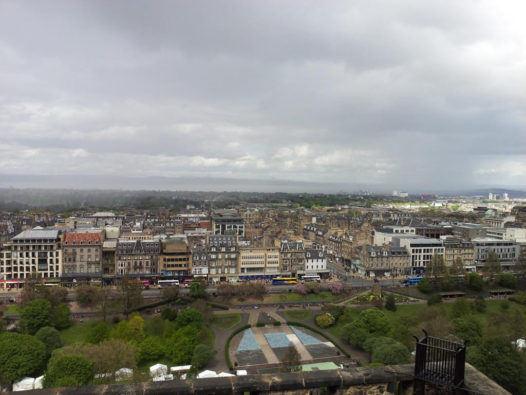 2016/05/21_エディンバラ城から新市街とフォース湾を望む