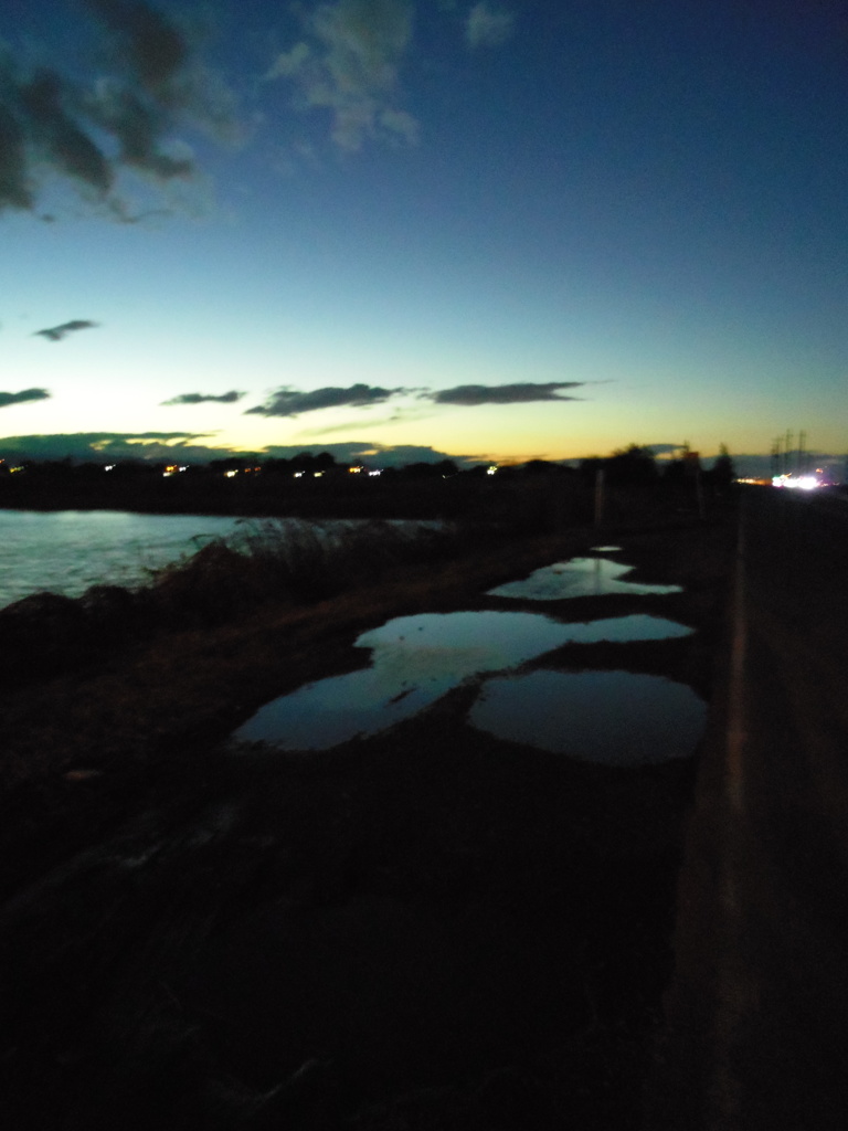 2016/12/23_水溜まりと溜め池の夕暮れ（没カット）
