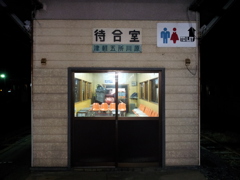 2016/11/13_夜の津軽五所川原駅 待合室