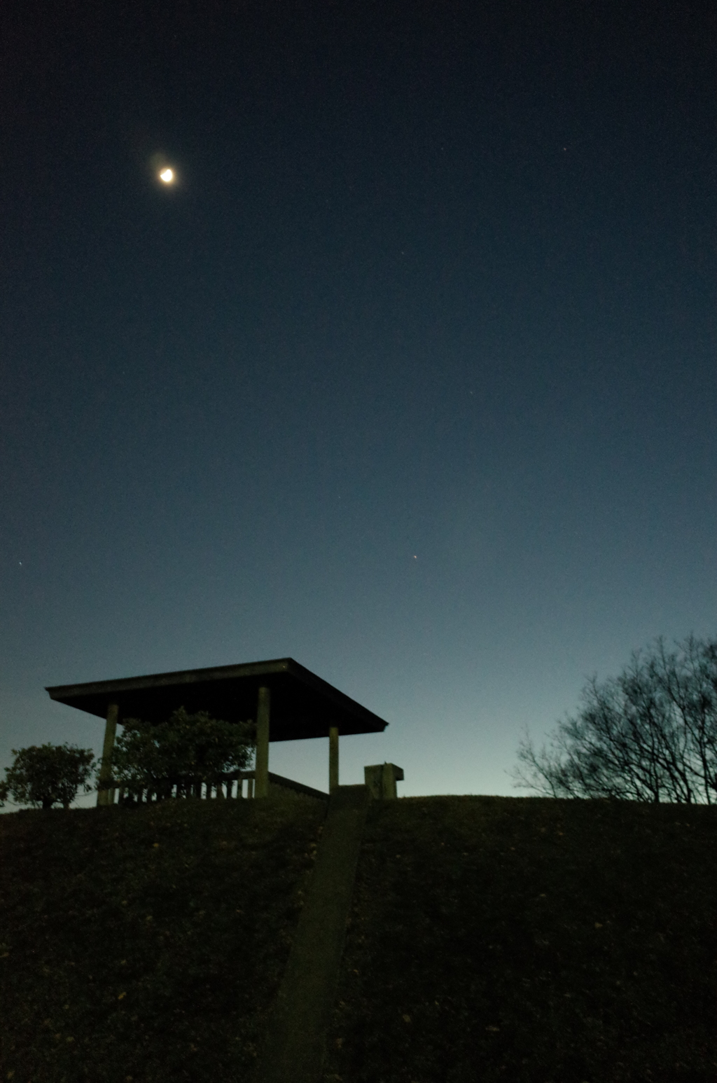 2014/12/27_夕暮れの東屋と月