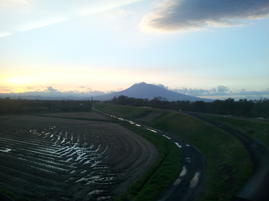 2016/11/13_リゾートしらかみから夕暮れの岩木山を望む