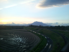 2016/11/13_リゾートしらかみから夕暮れの岩木山を望む