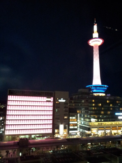 2019/04/12_京都駅 大階段から夜の京都タワーを望む（没カット）