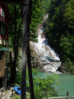 2017/05/20_欅平〜宇奈月間の車窓風景 万年雪
